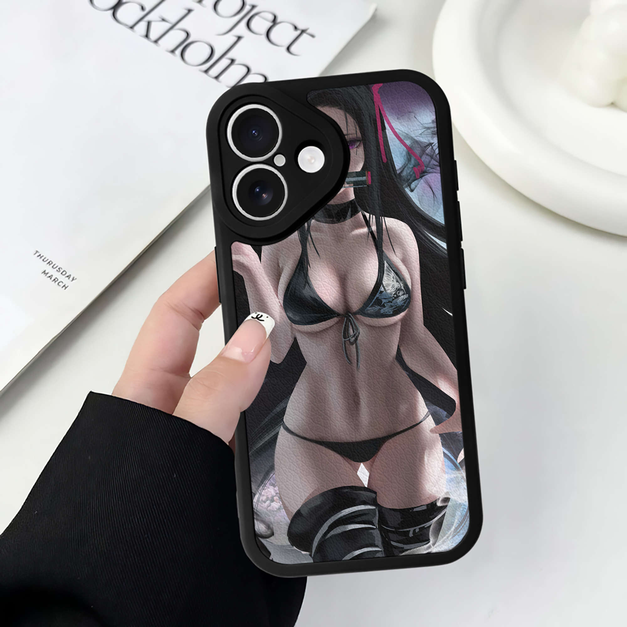 （画像用） 鬼滅の刃（きめつのやいば）竈門 禰󠄀豆子／かまど ねずこ Kamado Nezuko 【iPhone 16シリーズ対応】シリコンスマホケース（レザー調） 材質：シリコン